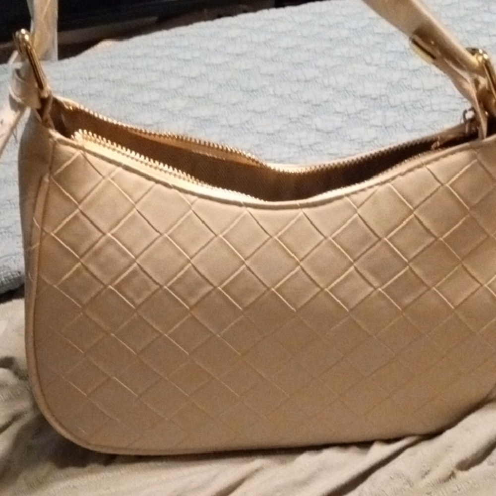 Source Unknown Quilted Cream Shoulder Bag with Gold Hardware - Picture 3 of 5